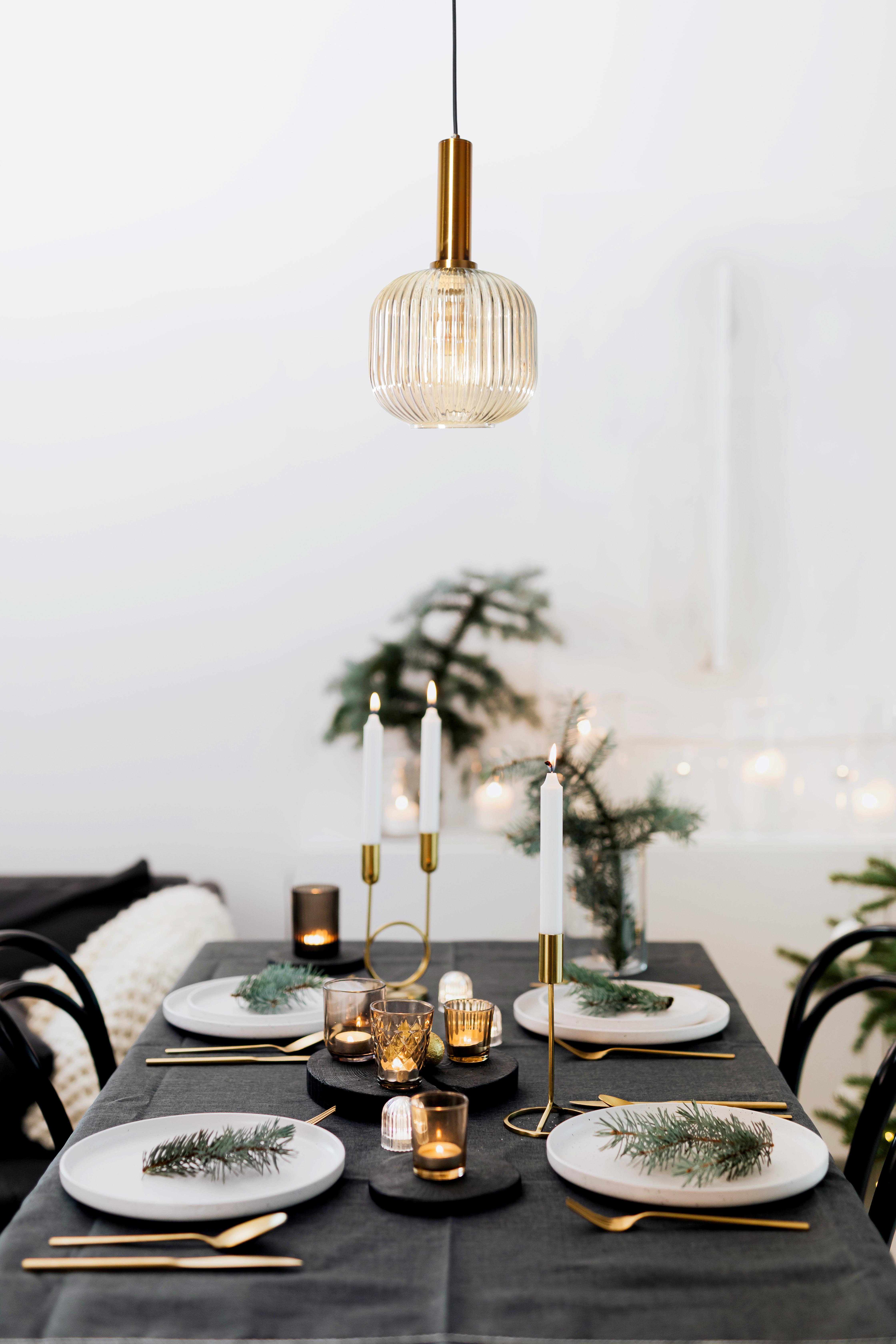 La versión colgante dorada de GARBO sobre una mesa de comedor en navidad